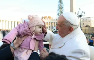 Papa Francisco abençoa bebê em audiência geral no Vaticano.