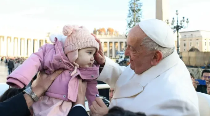 Papa Francisco abençoa bebê em audiência geral no Vaticano ?? 