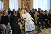 Papa Francisco hoje (16) no Vaticano com membros de uma comunidade filipina que vive na Espanha.