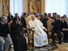 Papa Francisco hoje (16) no Vaticano com membros de uma comunidade filipina que vive na Espanha.