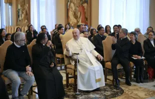 Papa Francisco hoje (16) no Vaticano com membros de uma comunidade filipina que vive na Espanha.