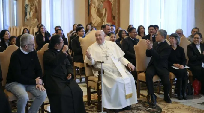 Papa Francisco no Vaticano com membros de uma comunidade filipina que vive na Espanha ?? 