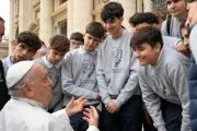 Papa Francisco com jovens em audiência geral no Vaticano.