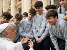 Papa Francisco com jovens em audiência geral no Vaticano.