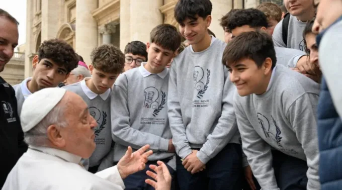 Papa Francisco com jovens em audiência geral no Vaticano ?? 