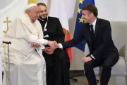 Papa Francisco e o presidente da França, Emmanuel Macron, se encontram na ilha da Córsega, na França, no último domingo (15).