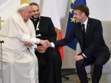 Papa Francisco e o presidente da França, Emmanuel Macron, se encontram na ilha da Córsega, na França, no último domingo (15).