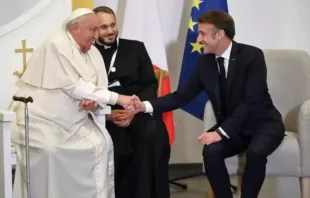 Papa Francisco e o presidente da França, Emmanuel Macron, se encontram na ilha da Córsega, na França, no último domingo (15).