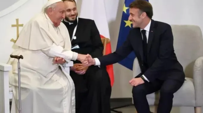 Papa Francisco e Emmanuel Macron se encontram na ilha da Córsega ?? 