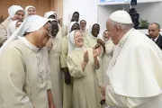 Papa Francisco ri com freiras em audiência geral na Aula Paulo VI, no Vaticano, em 30 de agosto de 2023.