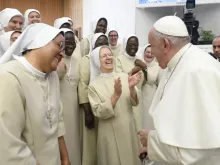 Papa Francisco ri com freiras em audiência geral na Aula Paulo VI, no Vaticano, em 30 de agosto de 2023.