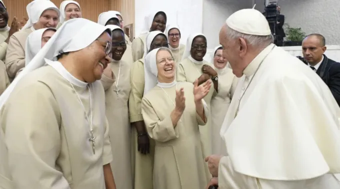 Papa Francisco ri com freiras em audiência geral na Aula Paulo VI ?? 