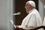 Papa Francisco fala a peregrinos na Aula Paulo VI, no Vaticano.