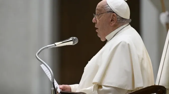 Papa Francisco fala a peregrinos na Aula Paulo VI no Vaticano ?? 