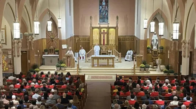 Missa de crisma na paróquia de St. Mary em Franklin ?? 