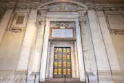 Porta santa da basílica de São Pedro, no Vaticano.