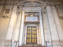 Porta santa da basílica de São Pedro, no Vaticano.