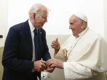 Papa Francisco se encontra com o presidente dos EUA, Joe Biden, depois de sessão em cúpula do G7 na Apúlia, Itália, em 14 de junho de 2024.