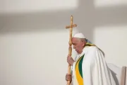 Papa Francisco reza em missa no estádio Rei Balduíno em Bruxelas, Bélgica, em 29 de setembro de 2024.