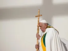 Papa Francisco reza em missa no estádio Rei Balduíno em Bruxelas, Bélgica, em 29 de setembro de 2024.