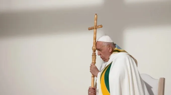 Papa Francisco reza em missa no estádio Rei Balduíno ?? 