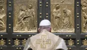 Papa Francisco abre porta santa e dá início ao Jubileu 2025