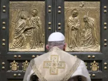 O papa Francisco abriu hoje (24) a porta santa da basílica de São Pedro, no Vaticano, antes da missa da véspera de Natal, dando início ao Ano Jubilar 2025.