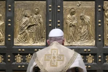 Papa Francisco abre a porta santa da basílica de São Pedro