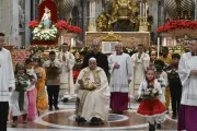 Papa Francisco leva hoje (24) imagem do Menino Jesus para ser colocada em presépio na basílica de São Pedro, no Vaticano, ao fim da missa da véspera de Natal, cercado por crianças com vestes tradicionais de seus países.