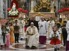 Papa Francisco leva hoje (24) imagem do Menino Jesus para ser colocada em presépio na basílica de São Pedro, no Vaticano, ao fim da missa da véspera de Natal, cercado por crianças com vestes tradicionais de seus países.