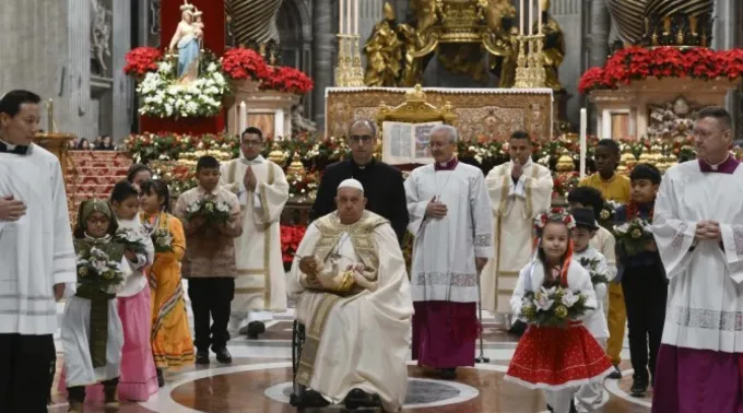 Papa Francisco leva imagem para ser colocada em presépio na basílica de São Pedro ?? 