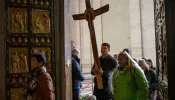 Peregrinos de todo o mundo cruzam a porta santa da basílica de São Pedro