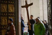 Peregrinos cruzam a porta santa da basílica de São Pedro, no Vaticano.