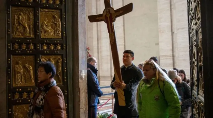 Peregrinos cruzam a porta santa da basílica de São Pedro ?? 