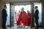 Papa Francisco passa hoje (26) pela porta santa do Complexo Prisional de Rebibbia, em Roma.