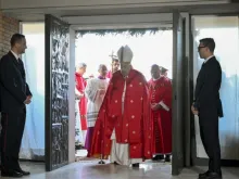 Papa Francisco passa hoje (26) pela porta santa do Complexo Prisional de Rebibbia, em Roma.