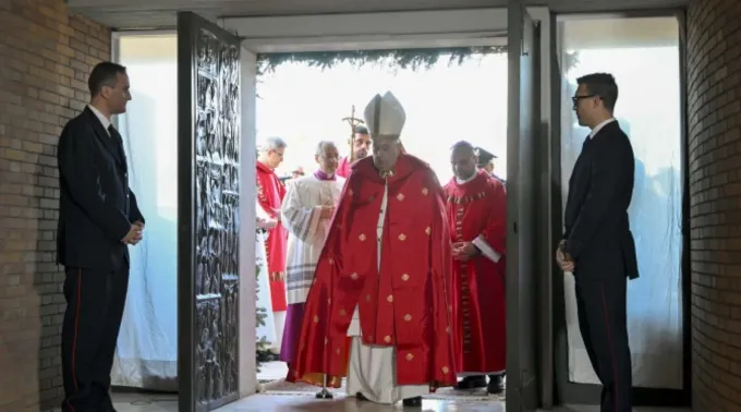 Papa Francisco passa hoje pela porta santa do Complexo Prisional de Rebibbia ?? 