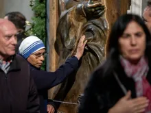 Uma freira das missionárias da Caridade, ordem fundada por santa Teresa de Calcutá, toca ontem (1°)a porta santa da basílica de Santa Maria Maior, em Roma.