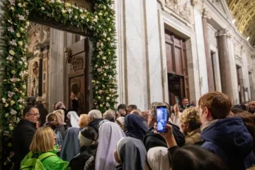 Fiéis se reúnem na porta santa enfeitada com flores da basílica de Santa Maria Maior