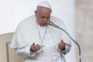 Papa Francisco reza em audiência geral na praça de São Pedro