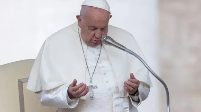 Papa Francisco reza em audiência geral na praça de São Pedro ?? 