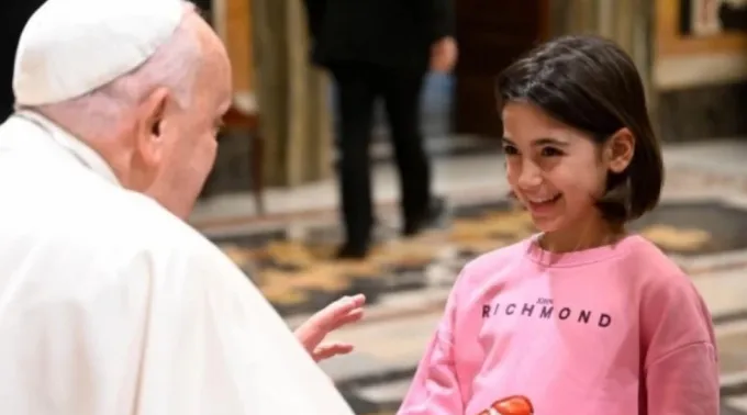 Papa recebe grupo de crianças e jovens da União Italiana dos Cegos e Deficientes Visuais  no Vaticano ?? 