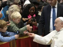 Papa Francisco cumprimenta peregrinos ontem (6) em missa da solenidade da Epifania do Senhor na basílica de São Pedro, no Vaticano.