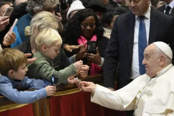 Papa Francisco cumprimenta peregrinos em missa da solenidade da Epifania do Senhor no Vaticano