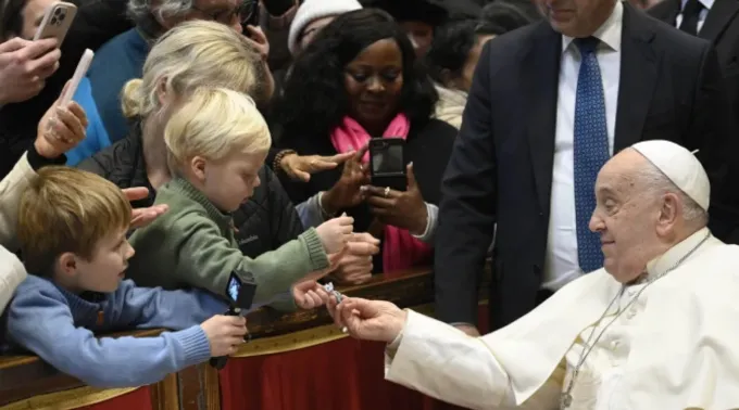 Papa Francisco cumprimenta peregrinos em missa da solenidade da Epifania do Senhor no Vaticano ?? 