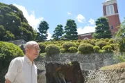 O católico Shigemi Fukahori em frente à antiga torre do sino da catedral de Urakami em Nagasaki, Japão, em 17 de julho de 2013.