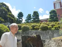 O católico Shigemi Fukahori em frente à antiga torre do sino da catedral de Urakami em Nagasaki, Japão, em 17 de julho de 2013.