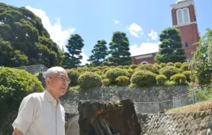 O católico Shigemi Fukahori em frente à antiga torre do sino da catedral de Urakami em Nagasaki, Japão, em 17 de julho de 2013.