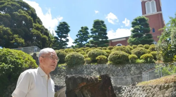 Shigemi Fukahori em frente à antiga torre do sino da catedral de Urakami em Nagasaki ?? 