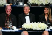 O presidente eleito dos EUA, Donald Trump, sua mulher, Melania, e o arcebispo de Nova York, EUA, dom Timothy cardeal  Dolan, no 79º Jantar Anual da Fundação Memorial Alfred E. Smith no hotel Hilton Midtown, em Nova York, EUA, em 17 de outubro de 2024.